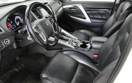 Mitsubishi Pajero Sport III рестайлинг, 2018 год, 2 860 000 рублей, 18 фотография