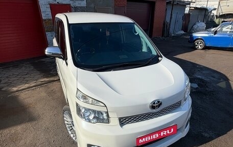 Toyota Voxy II, 2012 год, 828 000 рублей, 1 фотография
