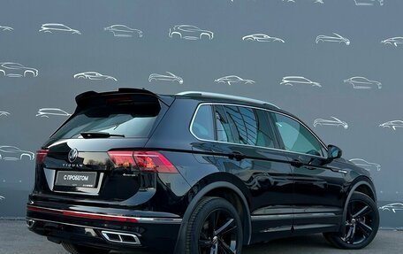 Volkswagen Tiguan II, 2021 год, 3 898 500 рублей, 2 фотография