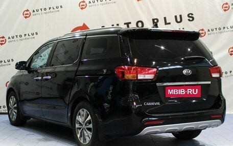 KIA Carnival III, 2017 год, 2 350 000 рублей, 2 фотография