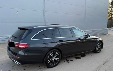 Mercedes-Benz E-Класс, 2021 год, 3 550 000 рублей, 4 фотография