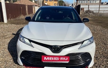 Toyota Camry, 2021 год, 3 290 000 рублей, 2 фотография