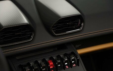 Lamborghini Huracán, 2023 год, 35 000 000 рублей, 26 фотография