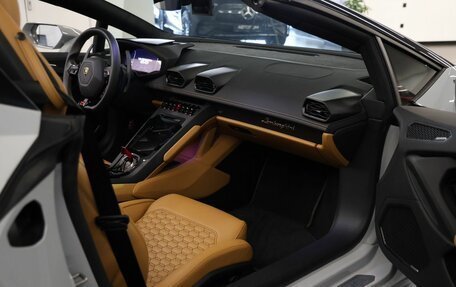 Lamborghini Huracán, 2023 год, 35 000 000 рублей, 40 фотография