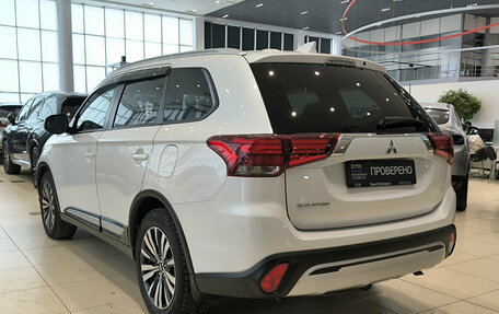 Mitsubishi Outlander III рестайлинг 3, 2020 год, 3 050 000 рублей, 11 фотография