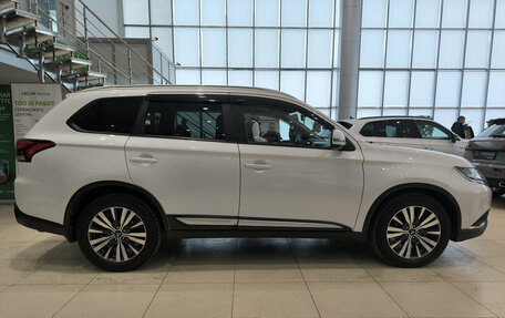 Mitsubishi Outlander III рестайлинг 3, 2020 год, 3 050 000 рублей, 8 фотография