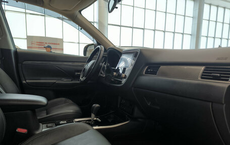 Mitsubishi Outlander III рестайлинг 3, 2020 год, 3 050 000 рублей, 15 фотография