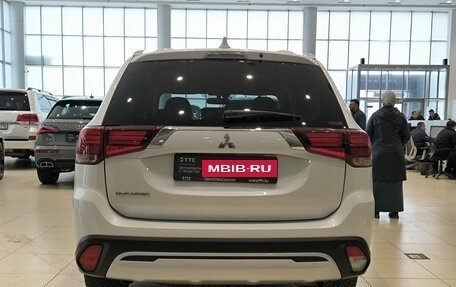 Mitsubishi Outlander III рестайлинг 3, 2020 год, 3 050 000 рублей, 10 фотография