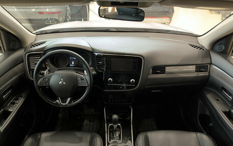 Mitsubishi Outlander III рестайлинг 3, 2020 год, 3 050 000 рублей, 18 фотография