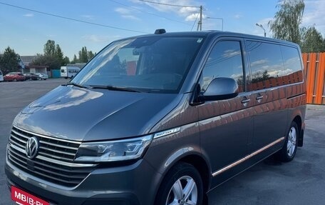 Volkswagen Multivan T6 рестайлинг, 2020 год, 6 050 000 рублей, 2 фотография