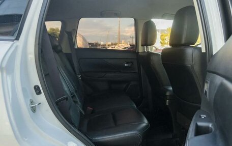 Mitsubishi Outlander III рестайлинг 3, 2015 год, 1 850 000 рублей, 13 фотография