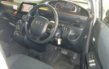 Toyota Sienta II, 2017 год, 1 310 000 рублей, 2 фотография