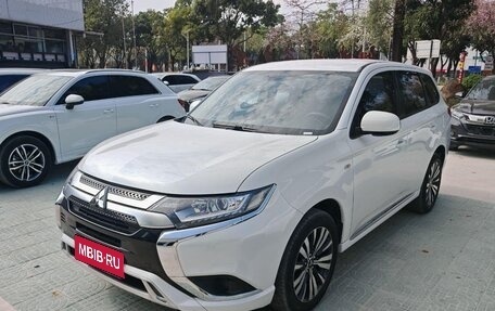 Mitsubishi Outlander III рестайлинг 3, 2022 год, 1 980 000 рублей, 1 фотография