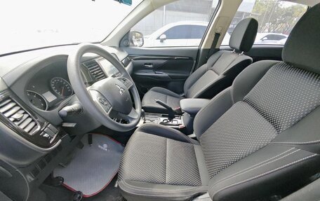 Mitsubishi Outlander III рестайлинг 3, 2022 год, 1 980 000 рублей, 7 фотография