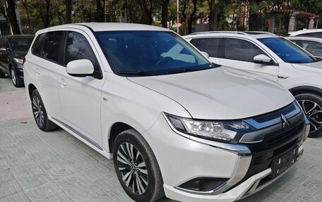 Mitsubishi Outlander III рестайлинг 3, 2022 год, 1 980 000 рублей, 2 фотография