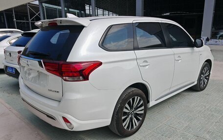 Mitsubishi Outlander III рестайлинг 3, 2022 год, 1 980 000 рублей, 3 фотография