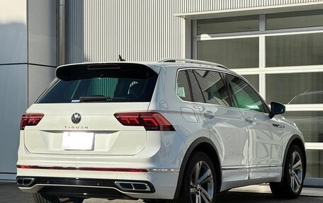 Volkswagen Tiguan II, 2022 год, 2 120 000 рублей, 2 фотография