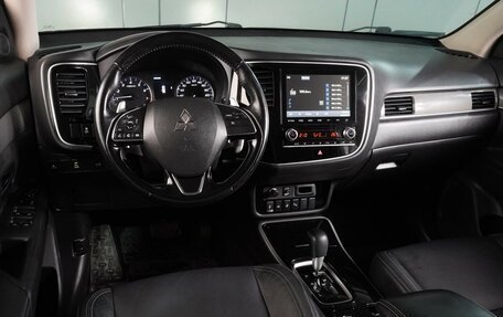 Mitsubishi Outlander III рестайлинг 3, 2021 год, 2 349 000 рублей, 6 фотография