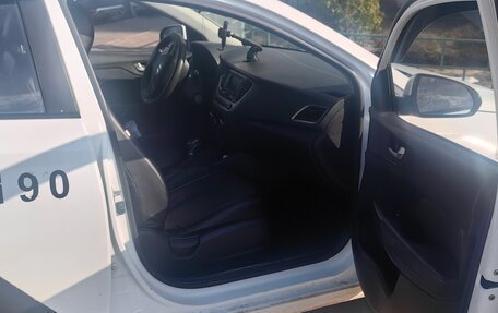 Hyundai Solaris II рестайлинг, 2018 год, 500 000 рублей, 21 фотография