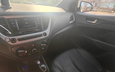 Hyundai Solaris II рестайлинг, 2018 год, 500 000 рублей, 31 фотография