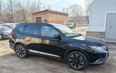 Mitsubishi Outlander III рестайлинг 3, 2022 год, 4 000 000 рублей, 1 фотография