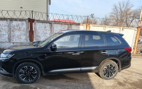 Mitsubishi Outlander III рестайлинг 3, 2022 год, 4 000 000 рублей, 3 фотография