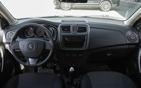 Renault Logan II, 2018 год, 900 000 рублей, 13 фотография