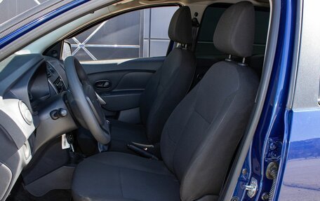 Renault Logan II, 2018 год, 900 000 рублей, 11 фотография