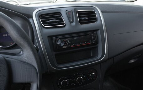 Renault Logan II, 2018 год, 900 000 рублей, 16 фотография