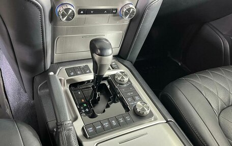 Toyota Land Cruiser 200, 2017 год, 7 399 000 рублей, 20 фотография