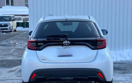 Toyota Yaris, 2022 год, 990 000 рублей, 5 фотография