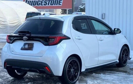 Toyota Yaris, 2022 год, 990 000 рублей, 3 фотография