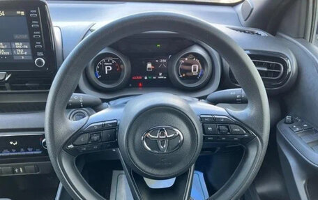 Toyota Yaris, 2022 год, 990 000 рублей, 6 фотография