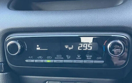 Toyota Yaris, 2022 год, 990 000 рублей, 8 фотография