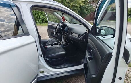 Mitsubishi Outlander III рестайлинг 3, 2015 год, 1 660 000 рублей, 7 фотография