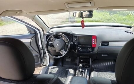 Mitsubishi Outlander III рестайлинг 3, 2015 год, 1 660 000 рублей, 6 фотография