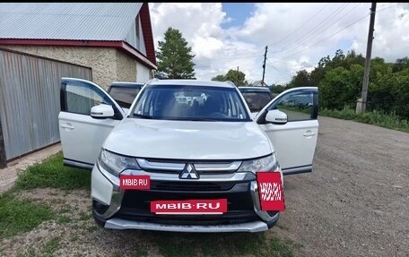 Mitsubishi Outlander III рестайлинг 3, 2015 год, 1 660 000 рублей, 9 фотография