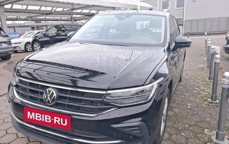 Volkswagen Tiguan II, 2022 год, 2 432 000 рублей, 1 фотография