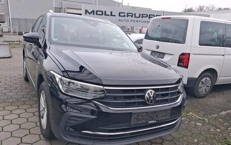 Volkswagen Tiguan II, 2022 год, 2 432 000 рублей, 3 фотография
