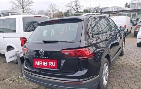 Volkswagen Tiguan II, 2022 год, 2 432 000 рублей, 2 фотография