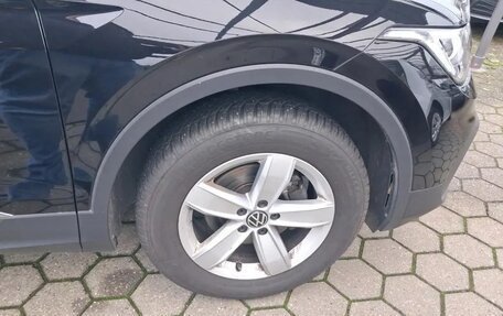 Volkswagen Tiguan II, 2022 год, 2 432 000 рублей, 5 фотография