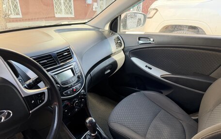 Hyundai Solaris II рестайлинг, 2011 год, 265 000 рублей, 6 фотография