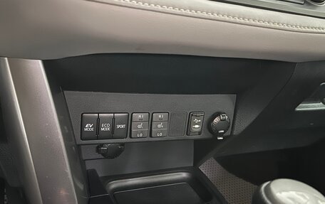 Toyota RAV4, 2017 год, 3 200 000 рублей, 10 фотография