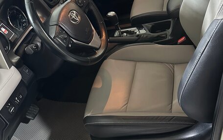 Toyota RAV4, 2017 год, 3 200 000 рублей, 12 фотография