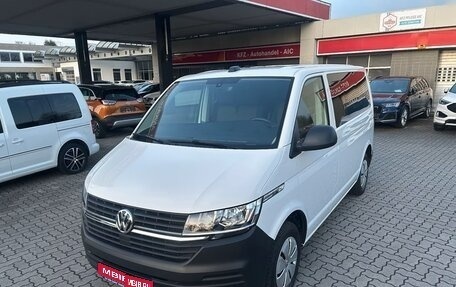 Volkswagen Caravelle T6 рестайлинг, 2022 год, 3 690 000 рублей, 1 фотография