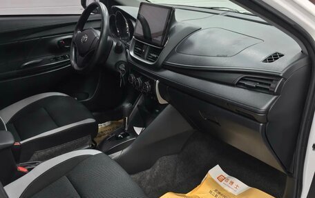 Toyota Yaris, 2022 год, 1 350 000 рублей, 6 фотография