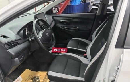 Toyota Yaris, 2022 год, 1 350 000 рублей, 7 фотография