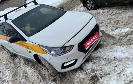 Hyundai Solaris II рестайлинг, 2018 год, 900 000 рублей, 1 фотография