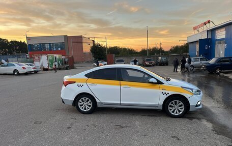 Hyundai Solaris II рестайлинг, 2018 год, 900 000 рублей, 2 фотография