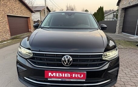 Volkswagen Tiguan II, 2021 год, 3 600 000 рублей, 2 фотография